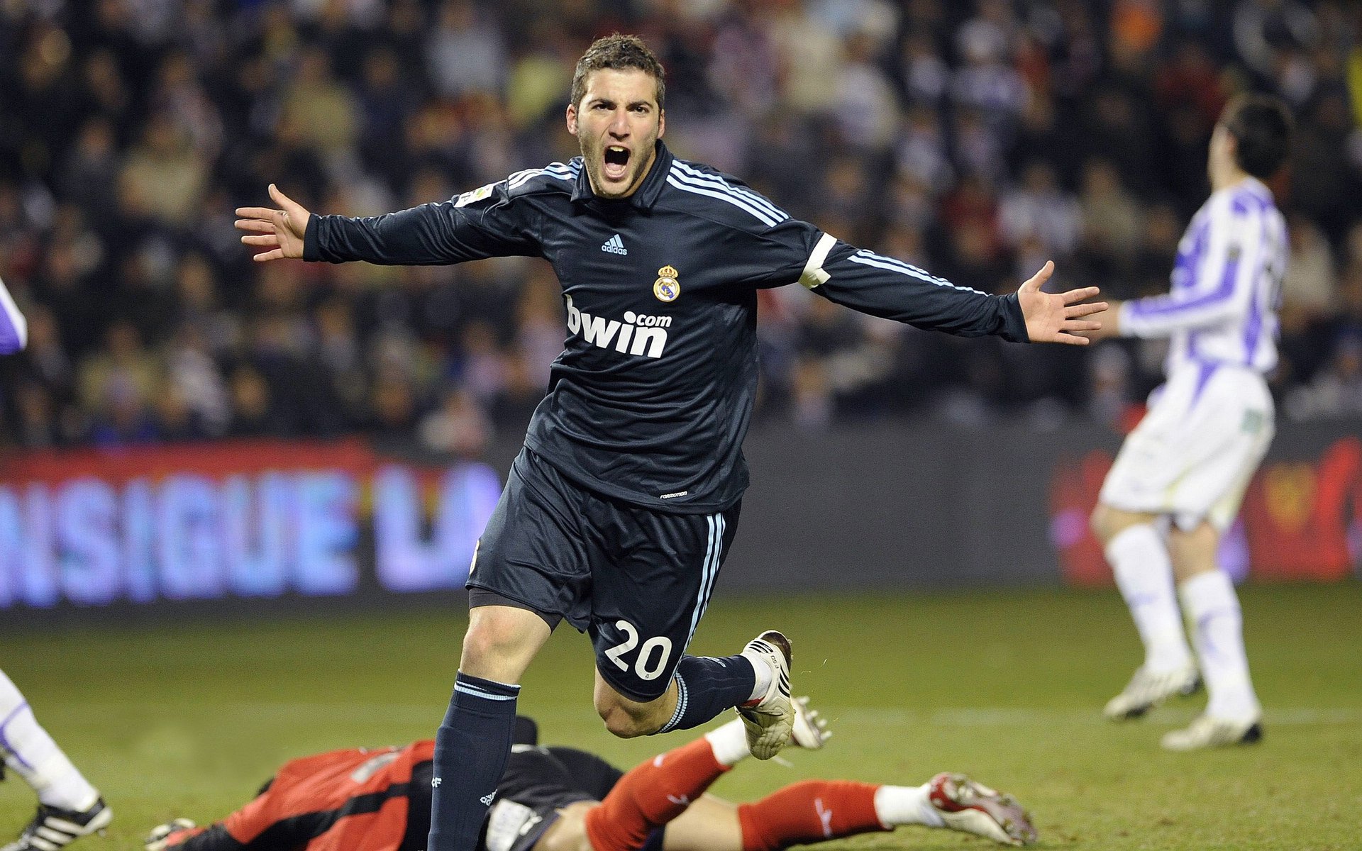 欧冠决赛之夜，萨卡展现巨星价值